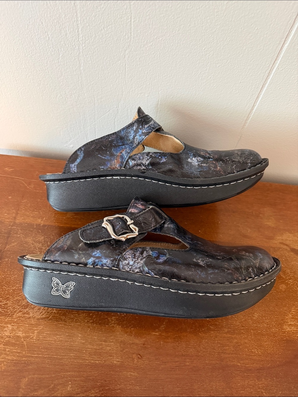 Alegria classic clogs in a multicolored abstract print. - Picture 3 of 7